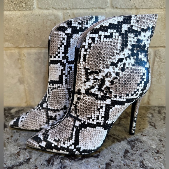 YOKI Ophelia Faux Snakeskin Heel With Back Zipper Size 7.5 Brand New - Picture 1 of 8